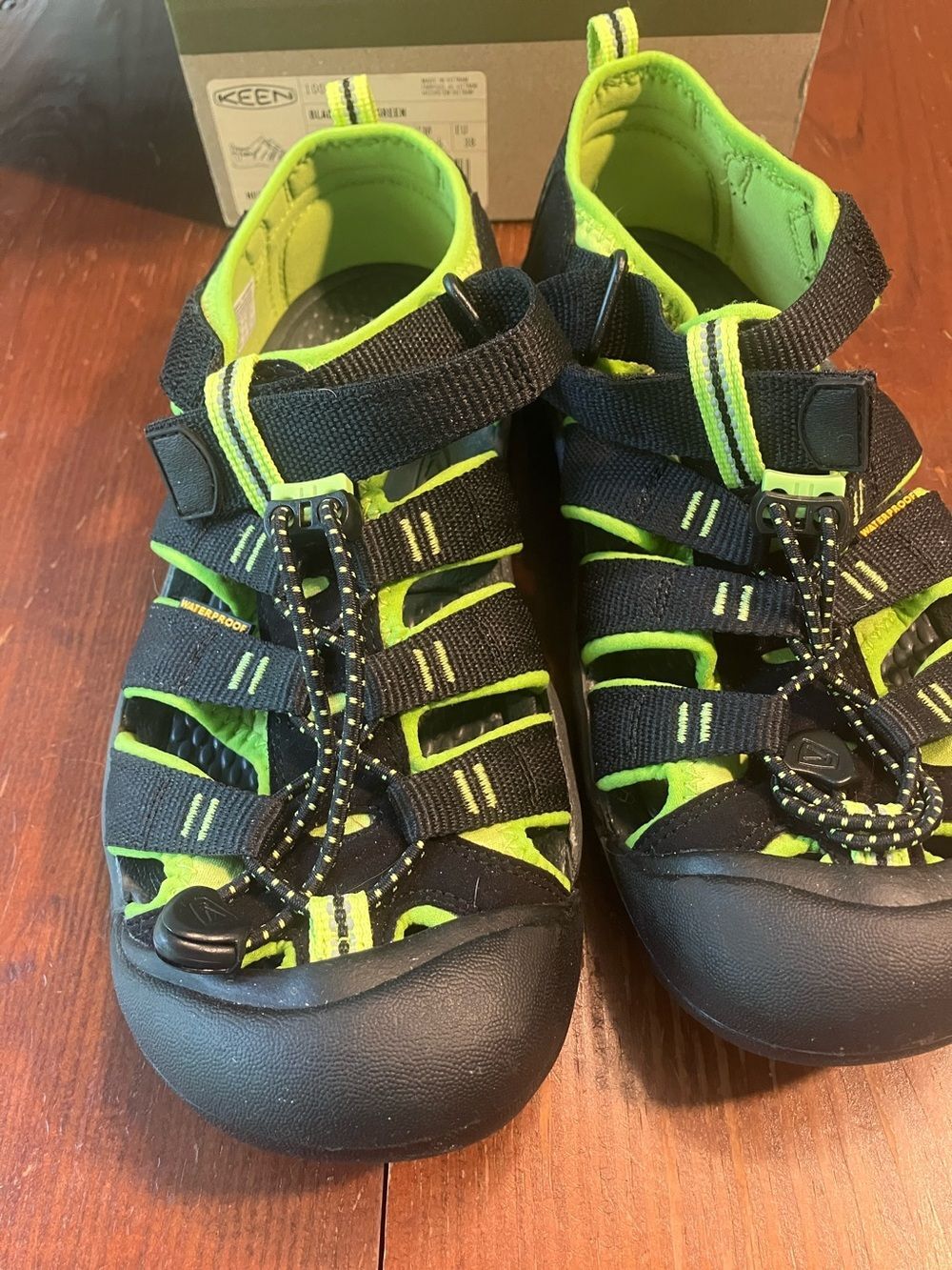Keen Newport H2  Black and Neon Green Sport Sandals 6 youth, 8 women EU 38